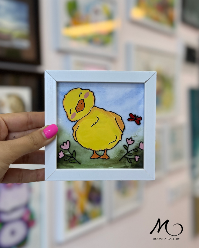 تابلو ویترای دستساز طرح جوجه زرد فانتزی با قاب سفید، گالری مونستا اهواز