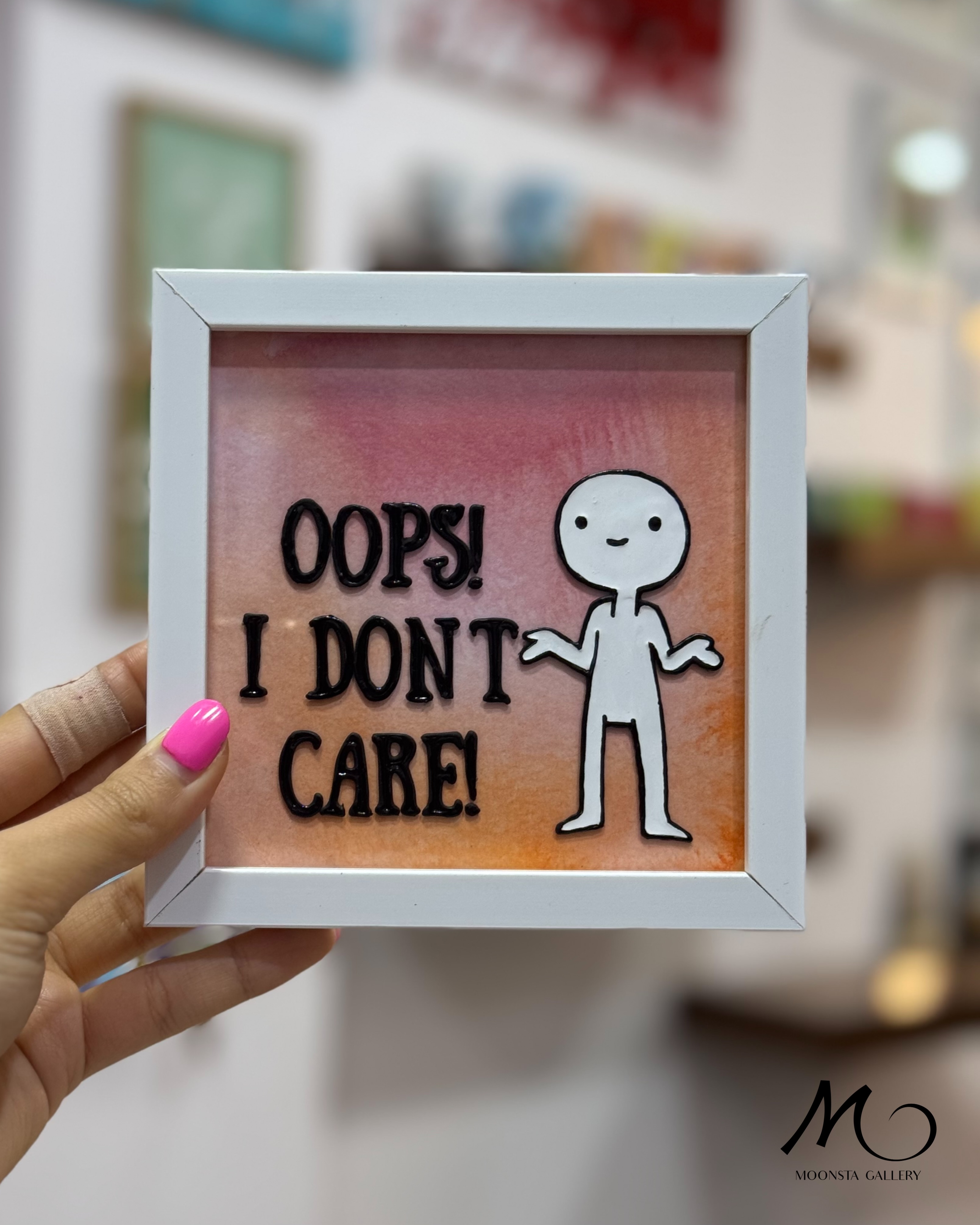 مینی تابلو ویترای دست‌ساز با نوشته Oops I Don't Care و شخصیت فانتزی.
