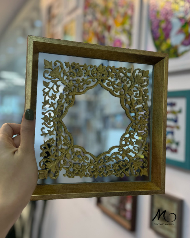 آینه دکوراتیو دستساز با هنر ویترای و قاب تزئینی طلایی