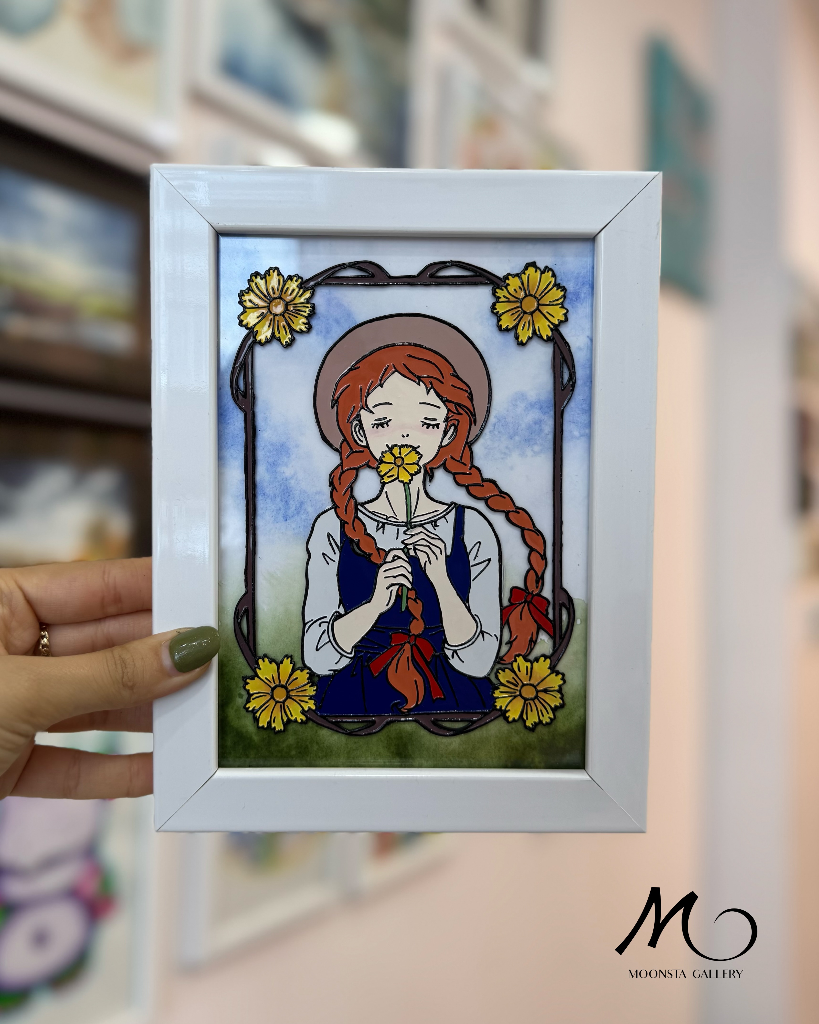 تابلو ویترای دست‌ساز طرح آنشرلی با قاب سفید و تصویر دختر فانتزی