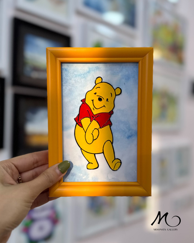 تابلو ویترای طرح Winnie the Pooh با تصویر پو در قاب زرد